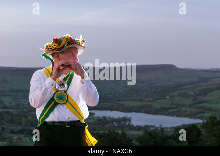 Morris Dancers aus der Kapelle-En-le-Frith Morris Männer tanzen bei Sonnenaufgang Maifeiertag auf Eccles Hecht begrüßen zu dürfen Stockfoto