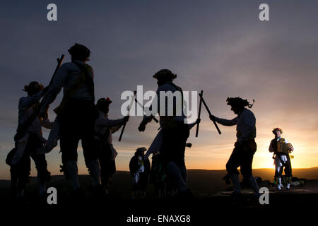 Morris Dancers aus der Kapelle-En-le-Frith Morris Männer tanzen bei Sonnenaufgang Maifeiertag auf Eccles Hecht begrüßen zu dürfen Stockfoto