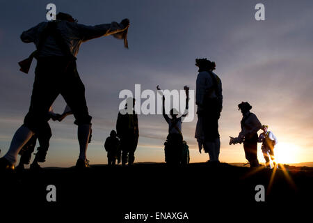 Morris Dancers aus der Kapelle-En-le-Frith Morris Männer tanzen bei Sonnenaufgang Maifeiertag auf Eccles Hecht begrüßen zu dürfen Stockfoto