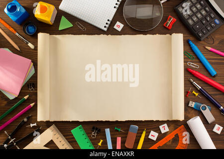 Schule-Versorgungsmaterialien auf hölzernen Hintergrund Stockfoto