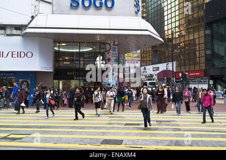 Dh Hennessy Road CAUSEWAY BAY HONG KONG Menschen Sogo Department Store besetzt Fußgängerüberweg Straße Stockfoto