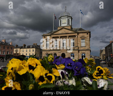 Kelso; Kelso Rathaus; Kelso Square; Scottish Borders; Kopfsteinpflaster; historische und touristische Attraktion. Stockfoto