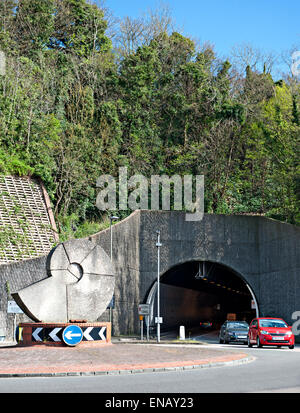 Der Cuilfail Tunnel, Lewes. East Sussex, UK. Die Skulptur im Vordergrund ist "The Spiral" von Peter Randall-Page Stockfoto