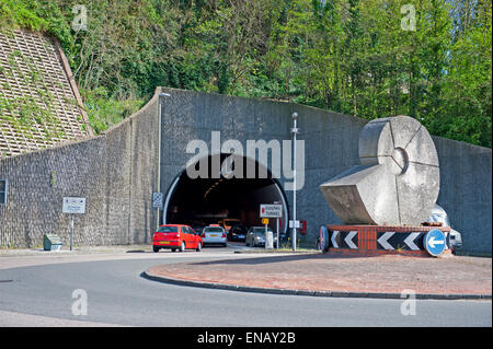 Der Cuilfail Tunnel, Lewes. East Sussex, UK. Die Skulptur im Vordergrund ist "The Spiral" von Peter Randall-Page Stockfoto