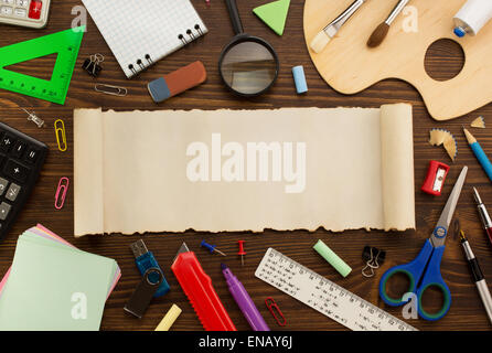 Schule-Versorgungsmaterialien auf hölzernen Hintergrund Stockfoto