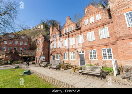 Gehäuse aus dem 17. Jahrhundert. Das Museum von Nottingham Leben im Brewhouse Yard mit Rock Cottage (links) und das Schloss oben, Nottingham, England, Großbritannien Stockfoto