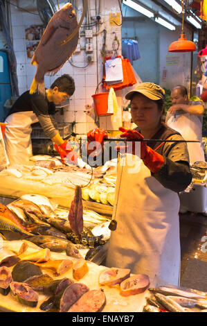 dh Fisch Wet Market CAUSEWAY BAY HONGKONG Chinesische Küche Hersteller Stand Fisch Frau Fischhändler china wiegen traditionelle Waagen Anbieter Märkte Stockfoto