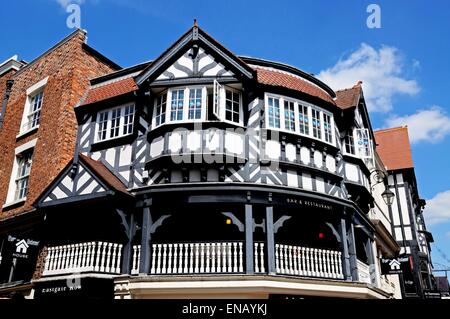 Die Zeilen an der Ecke der Eastgate Street, Chester, Cheshire, England, Vereinigtes Königreich, West-Europa. Stockfoto