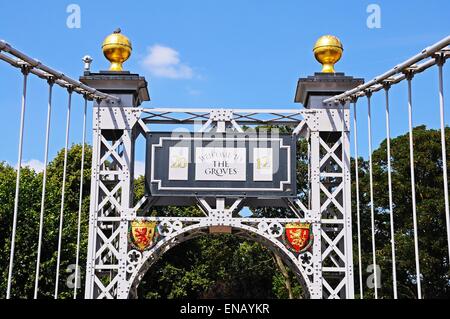 Gedenktafel an den Fluss Dee Hängebrücke aka Queens Park Hängebrücke, Chester, Cheshire, England, UK, Westeuropa. Stockfoto