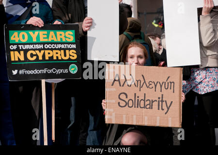 Protest auf dem Trafalgar Square, die fordern, dass die EU und Angela Merkel Tropfen der griechischen Schulden. Stockfoto