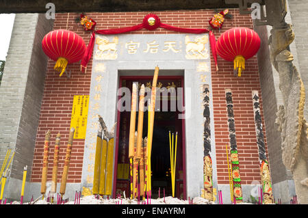 dh Sok Kwu Wan Tin Hau Temple LAMMA ISLAND HONG KONG Tempel Eingang Außenansicht Joss Sticks Weihrauch Brennerstift chinesisch Religion china taoismus Stockfoto