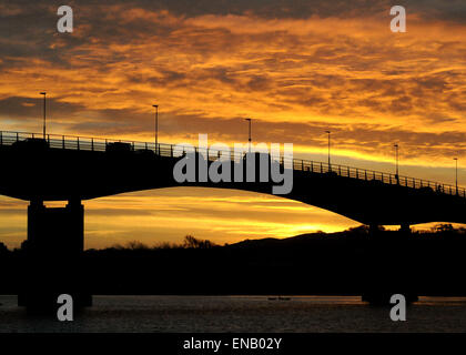 Die Taw-Brücke im Morgengrauen in Barnstaple Nord-Devon Stockfoto