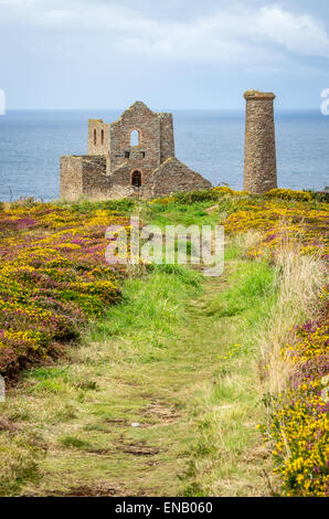 Wheal Coates alten Grenzstein. Zinn-Mine Ruine in Cornwall England Großbritannien in der Nähe von St. Agnes Stockfoto