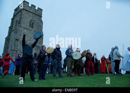 Göttinnen, Druiden, heidnischen Verehrer und Morris Tänzer beginnen einen Tag der Beltane feiern bei Sonnenaufgang am Glastonbury Tor. Stockfoto