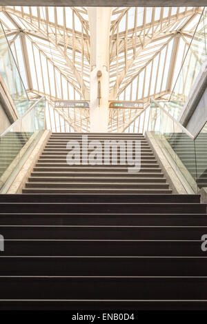 Treppe zur Plattform mit Santiago Calatrava sein Dach. Lissabon, Portugal Stockfoto
