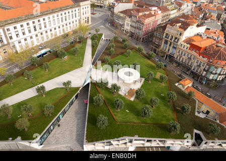 Ein begrüntes Dach mit 50 lokal abgeleiteten Olivenbäume soll die Porta Do Olival Tor (einmal den Eintrag in die Stadt) neu zu erstellen. Stockfoto