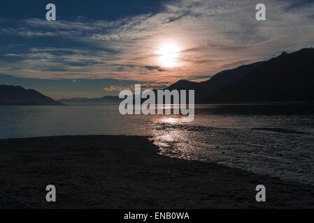 Silhouette und rosa Sonnenuntergang über dem Lago Maggiore, Maccagno - Italien Stockfoto