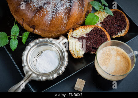 Marbled Bundt Kuchen mit Vanille und Schokolade Stockfoto