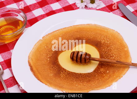Pfannkuchen mit Honig, Blume und Besteck, Ansicht von oben Stockfoto
