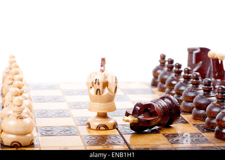 Zwei Schach-Könige zwischen den hinteren Reihen Linien, ein König schachmatt der anderen, weißen Hintergrund, Platz für Ihren Text, Stockfoto