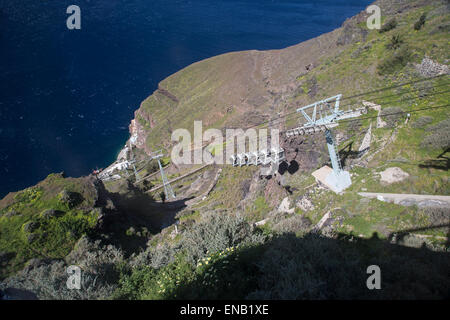 Blick von der Seilbahn Kabinen Gondeln in Fira, der Hauptstadt von Santorin auf den griechischen Kykladen-Inseln Stockfoto