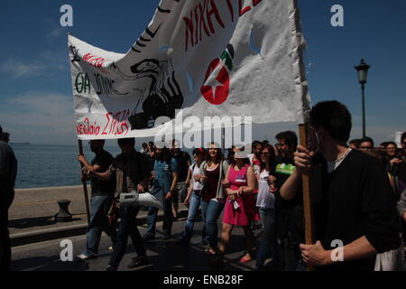 Thessaloniki, Griechenland, 1. Mai 2015.  Tausende von Griechen gingen auf die Straße von Thessaloniki, Griechenlands zweitgrößte Stadt, Maifeiertag, Tag der internationalen Arbeiter zu markieren.  Der Tag erinnert an Kampf der Arbeitnehmer für bessere Bedingungen.   Bildnachweis: Orhan Zolak / Alamy Live News Stockfoto