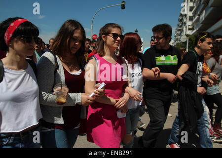 Thessaloniki, Griechenland, 1. Mai 2015.  Tausende von Griechen gingen auf die Straße von Thessaloniki, Griechenlands zweitgrößte Stadt, Maifeiertag, Tag der internationalen Arbeiter zu markieren.  Der Tag erinnert an Kampf der Arbeitnehmer für bessere Bedingungen.   Bildnachweis: Orhan Zolak / Alamy Live News Stockfoto