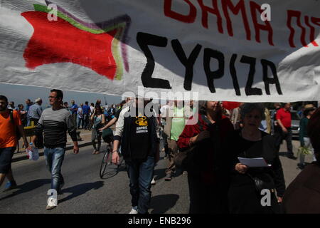 Thessaloniki, Griechenland, 1. Mai 2015.  Tausende von Griechen gingen auf die Straße von Thessaloniki, Griechenlands zweitgrößte Stadt, Maifeiertag, Tag der internationalen Arbeiter zu markieren.  Der Tag erinnert an Kampf der Arbeitnehmer für bessere Bedingungen.   Bildnachweis: Orhan Zolak / Alamy Live News Stockfoto