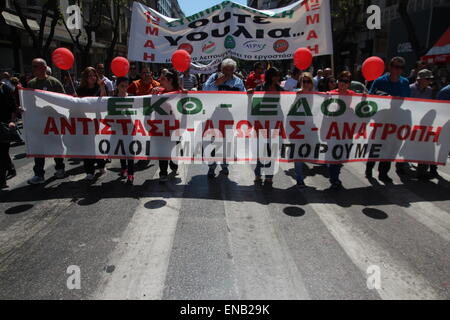 Thessaloniki, Griechenland, 1. Mai 2015.  Tausende von Griechen gingen auf die Straße von Thessaloniki, Griechenlands zweitgrößte Stadt, Maifeiertag, Tag der internationalen Arbeiter zu markieren.  Der Tag erinnert an Kampf der Arbeitnehmer für bessere Bedingungen.   Bildnachweis: Orhan Zolak / Alamy Live News Stockfoto