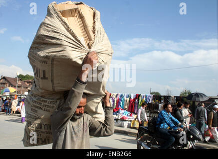 Srinagar, indisch verwalteten Kaschmir: 01 Mai. Eine Mann trägt waren auf dem Markt an der International Workers Tag, auch bekannt als Tag der Arbeit an einigen Orten wird am 1.Mai markiert. Sofi Suhail/Alamy Live-Nachrichten Stockfoto