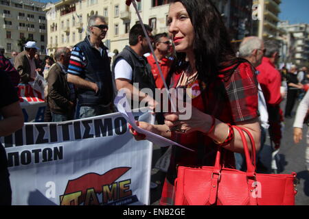 Thessaloniki, Griechenland, 1. Mai 2015.  Tausende von Griechen gingen auf die Straße von Thessaloniki, Griechenlands zweitgrößte Stadt, Maifeiertag, Tag der internationalen Arbeiter zu markieren.  Der Tag erinnert an Kampf der Arbeitnehmer für bessere Bedingungen.   Bildnachweis: Orhan Zolak / Alamy Live News Stockfoto