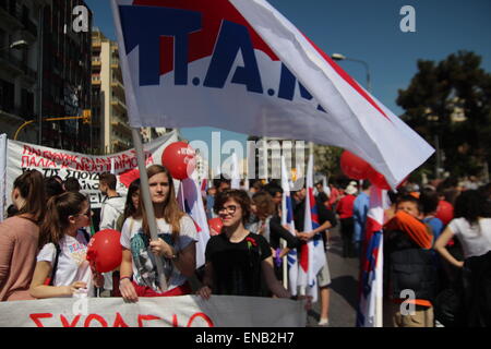 Thessaloniki, Griechenland, 1. Mai 2015.  Tausende von Griechen gingen auf die Straße von Thessaloniki, Griechenlands zweitgrößte Stadt, Maifeiertag, Tag der internationalen Arbeiter zu markieren.  Der Tag erinnert an Kampf der Arbeitnehmer für bessere Bedingungen.   Bildnachweis: Orhan Zolak / Alamy Live News Stockfoto