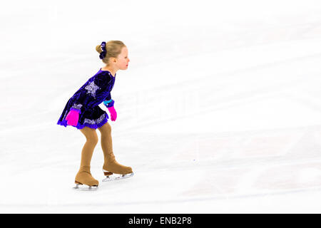 Junge Eiskunstläuferin üben bevor Sie ihre erste Ccompetition. Stockfoto