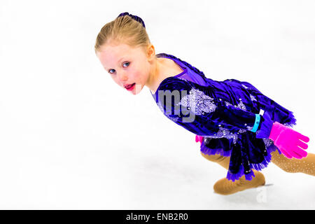 Junge Eiskunstläuferin üben bevor Sie ihre erste Ccompetition. Stockfoto