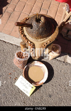 Kosmetischen marokkanischen Argan-Öl-Extraktion, die traditionelle Art, pflanzliches Öl aus den Kernen des Arganbaums, Spanien produziert. Stockfoto