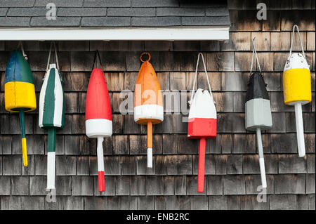 Bojen hing an der Fassade eine rustikale Küsten Hütte, Maine, USA Stockfoto