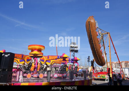 Kinder Unterhaltung Fahrten Attraktionen auf Jahrmarkt. Kirmes. Karneval, Andalusien, Spanien. Stockfoto