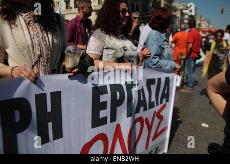 Thessaloniki, Griechenland, 1. Mai 2015.  Tausende von Griechen gingen auf die Straße von Thessaloniki, Griechenlands zweitgrößte Stadt, Maifeiertag, Tag der internationalen Arbeiter zu markieren.  Der Tag erinnert an Kampf der Arbeitnehmer für bessere Bedingungen.   Bildnachweis: Orhan Zolak / Alamy Live News Stockfoto