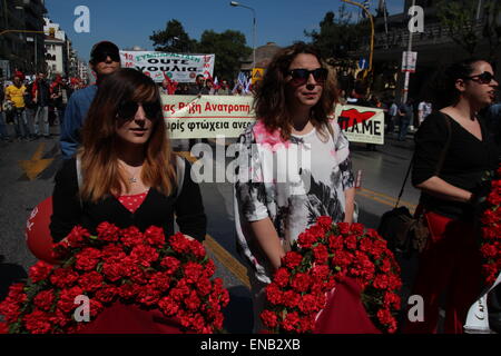 Thessaloniki, Griechenland, 1. Mai 2015.  Tausende von Griechen gingen auf die Straße von Thessaloniki, Griechenlands zweitgrößte Stadt, Maifeiertag, Tag der internationalen Arbeiter zu markieren.  Der Tag erinnert an Kampf der Arbeitnehmer für bessere Bedingungen.   Bildnachweis: Orhan Zolak / Alamy Live News Stockfoto