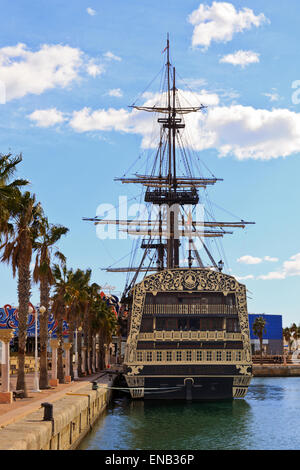 Replik des 18. Jahrhunderts spanischen Kriegsschiff "Santsima Trinidad" am Kai im Hafen von Alicante Stockfoto