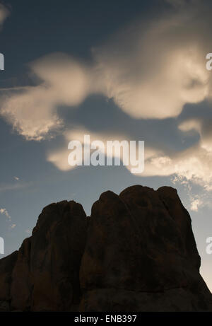 Sonnenuntergang auf Wolken, Alabama Hills, östliche Sierra Nevada, Kalifornien Stockfoto