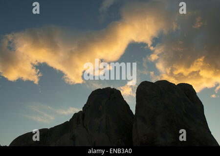 Sonnenuntergang auf Wolken, Alabama Hills, östliche Sierra Nevada, Kalifornien Stockfoto