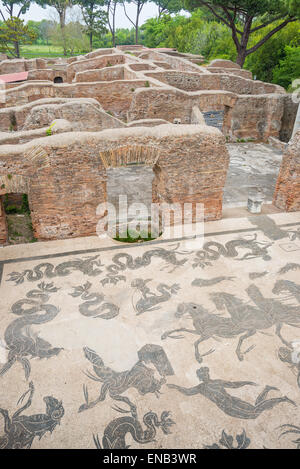 Details in der alten Stadt von Ostia, Rom, Italien. Ruinen einer antiken römischen thermische Betriebsstätte mit Mosaik auf dem Boden. Stockfoto