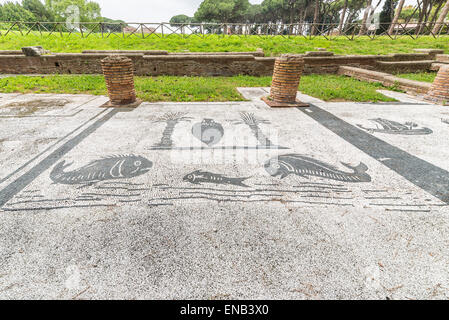 Mosaik-Details auf dem Boden des Forums der Konzerne in der alten Stadt von Ostia, Rom, Italien. Stockfoto