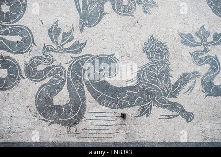 Mosaik-Details in der alten Stadt von Ostia, Rom, Italien. Ruinen einer antiken römischen thermische Betriebsstätte mit Mosaik auf dem Boden. Stockfoto