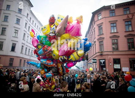 Berlin, Deutschland. 1. Mai 2015. Zahlreiche Besucher und bunten Luftballons nehmen Teil an den "MyFest" May Day Feierlichkeiten in der Nähe von Kreuzberg in Berlin, Deutschland, 1. Mai 2015. Foto: KAY NIETFELD/Dpa/Alamy Live News Stockfoto