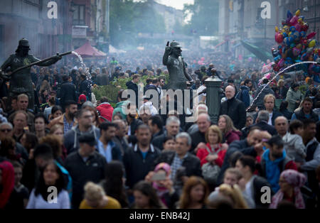 Berlin, Deutschland. 1. Mai 2015. Rund 40.000 Besucher nehmen Sie Teil an den "MyFest" May Day Feierlichkeiten in der Nähe von Kreuzberg in Berlin, Deutschland, 1. Mai 2015. Foto: KAY NIETFELD/Dpa/Alamy Live News Stockfoto