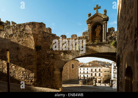 Arco De La Estrella in der Wand von Cáceres, Extremadura, Spanien, Europa. Stockfoto