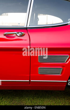 Ford Capri MKI in rot mit einem Motor von Burton, Lüftungsschlitze Seite mit Tür und hinten Flügel detail Stockfoto