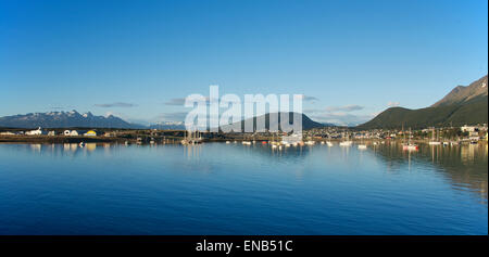 Panoramablick auf Hafen von Ushuaia mit festgemachten Jachten Tierra Del Fuego Argentinien Stockfoto